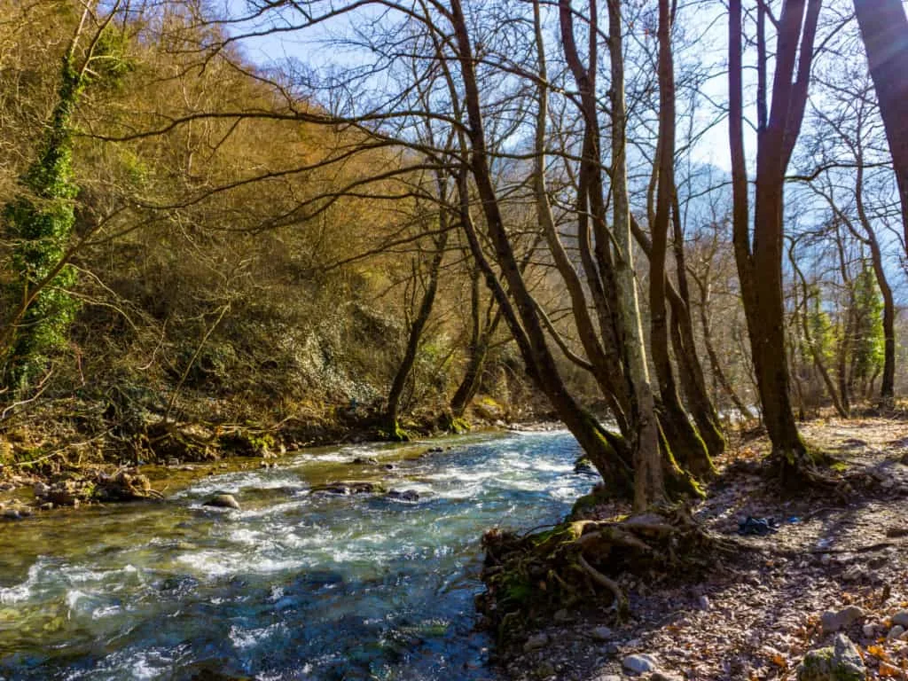 Potamos karpenisiotis konta sto megalo mikro chorio