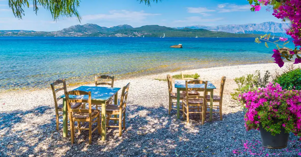 Parathalassia taverna sti leykada me thea to ionio